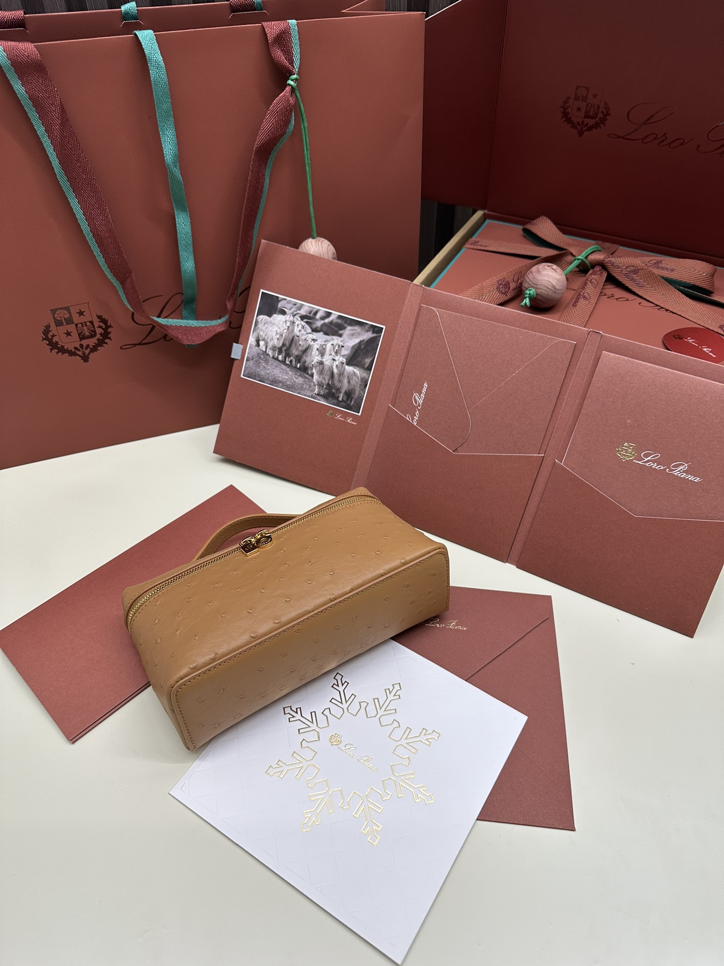 Luxurious Ostrich Leather Handbag with Extra Pocket and Gold Button - 图片 3
