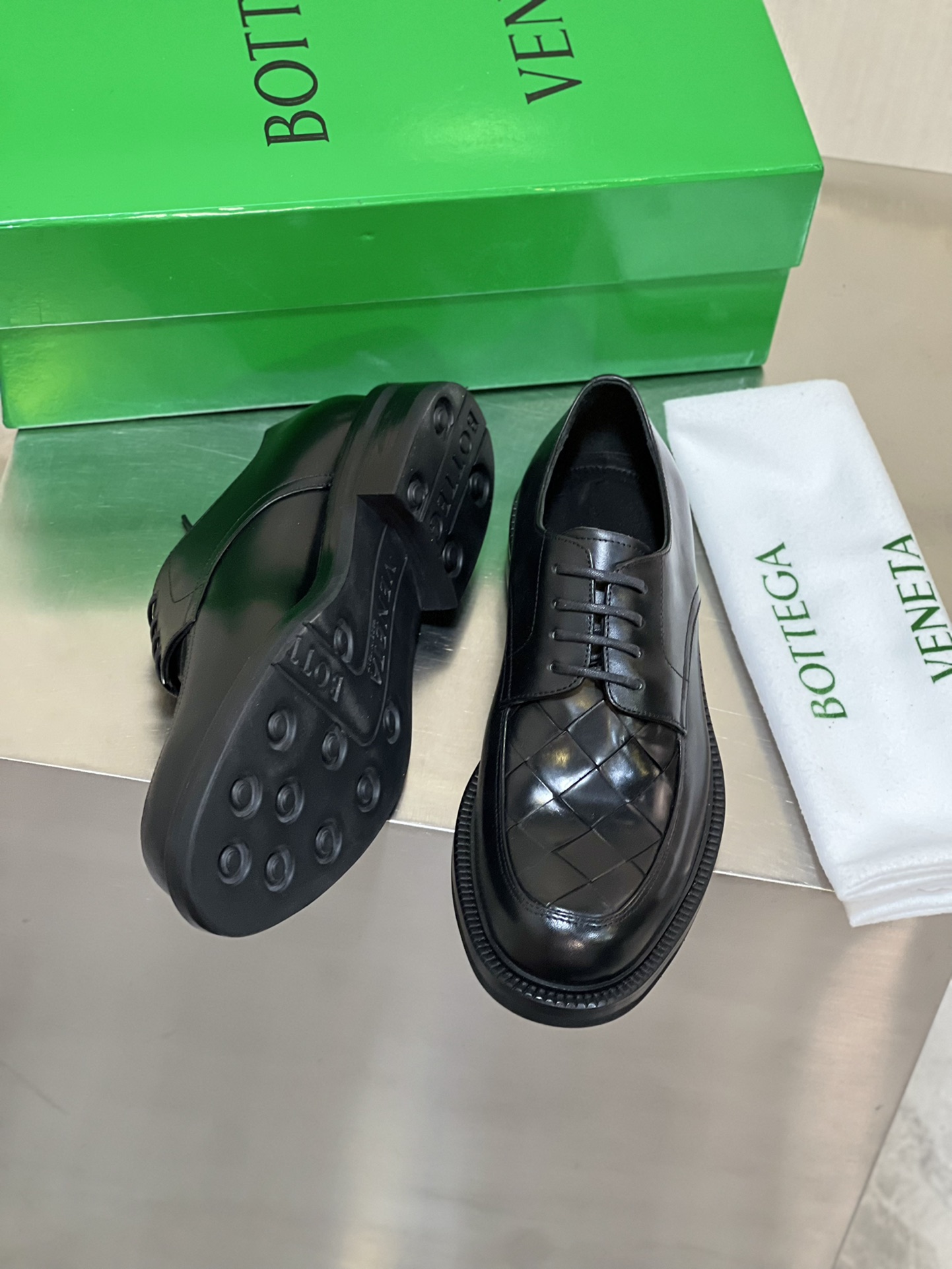 ••新品••（Bott*v葆蝶家 ）高端男士正装•2023专柜同步新款编织便鞋！顶级代购原单货！
原版进口顶级牛皮•双层手工编织 进口水染牛皮内里•牛皮垫脚➕原版轻便鞋底！

size：39-44（38.45定制）  ¥460