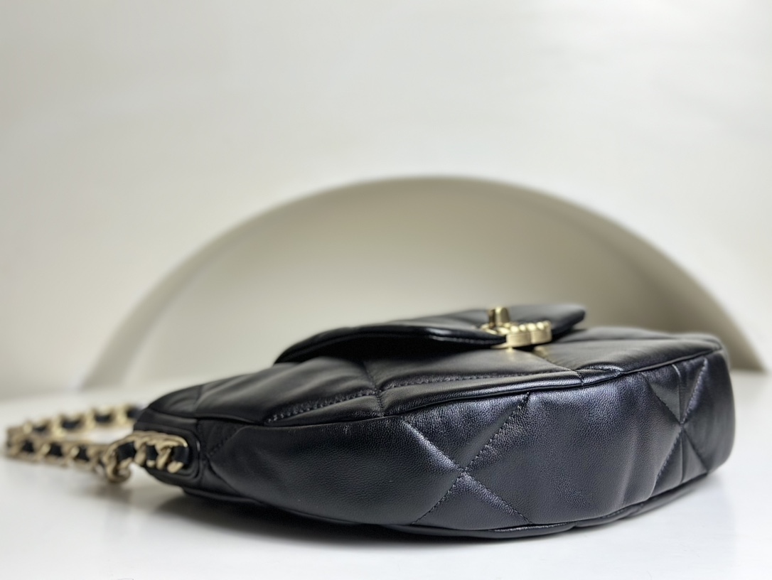 23The latest model CHANEL 24C 19bag hobo feels great, soft sheepskin + retro hardware, size: 29x20x6cm as4638