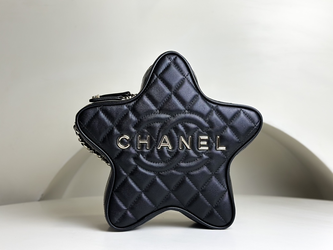 23rd new product debut CHANEL pure lambskin 24C star bag. It is really cute. It is also a very fashionable artifact~ It is the first choice of pr