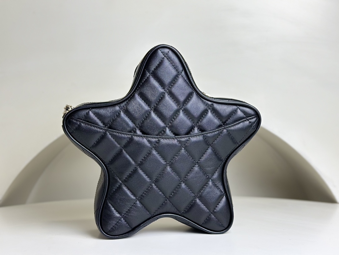 23rd new product debut CHANEL pure lambskin 24C star bag. It is really cute. It is also a very fashionable artifact~ It is the first choice of pr