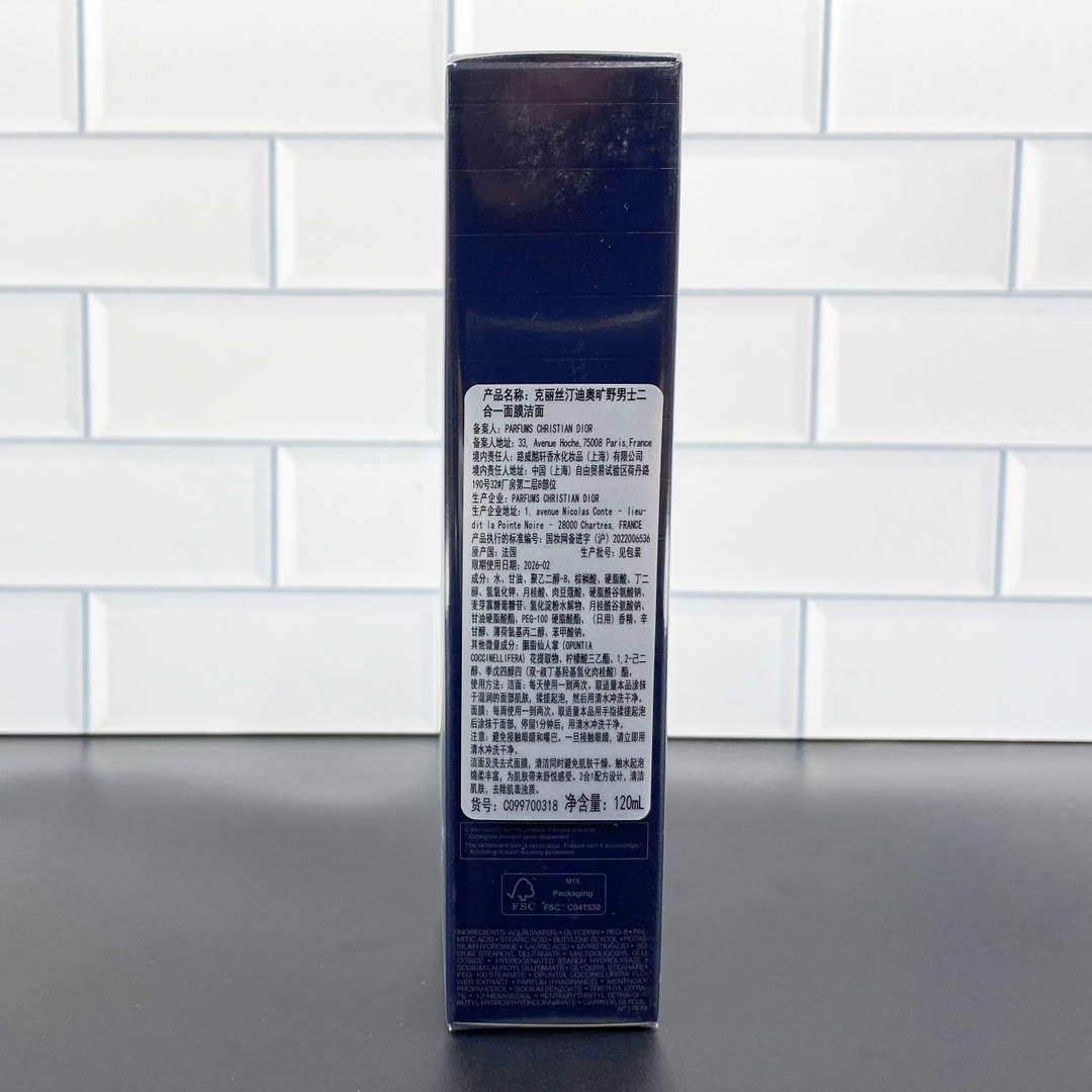 专/40💰
迪奥旷野男士二合一洗面奶120ml!二合一洁面,分享过很多次了,和旷野香水一个味道,清透的木质香味,上脸泡沫绵密细腻,洗的很干净,而且洗完不会有紧绷感,爱出油的夏天用这个真的非常合适,不仅是洁面,还可以当作清洁面膜,一周1-2次,可以深层清洁皮肤。