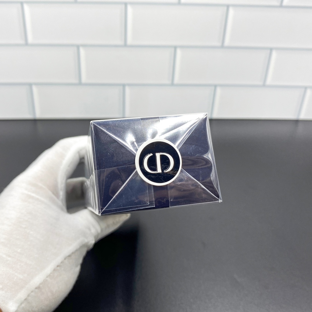 专/40💰
迪奥旷野男士二合一洗面奶120ml!二合一洁面,分享过很多次了,和旷野香水一个味道,清透的木质香味,上脸泡沫绵密细腻,洗的很干净,而且洗完不会有紧绷感,爱出油的夏天用这个真的非常合适,不仅是洁面,还可以当作清洁面膜,一周1-2次,可以深层清洁皮肤。