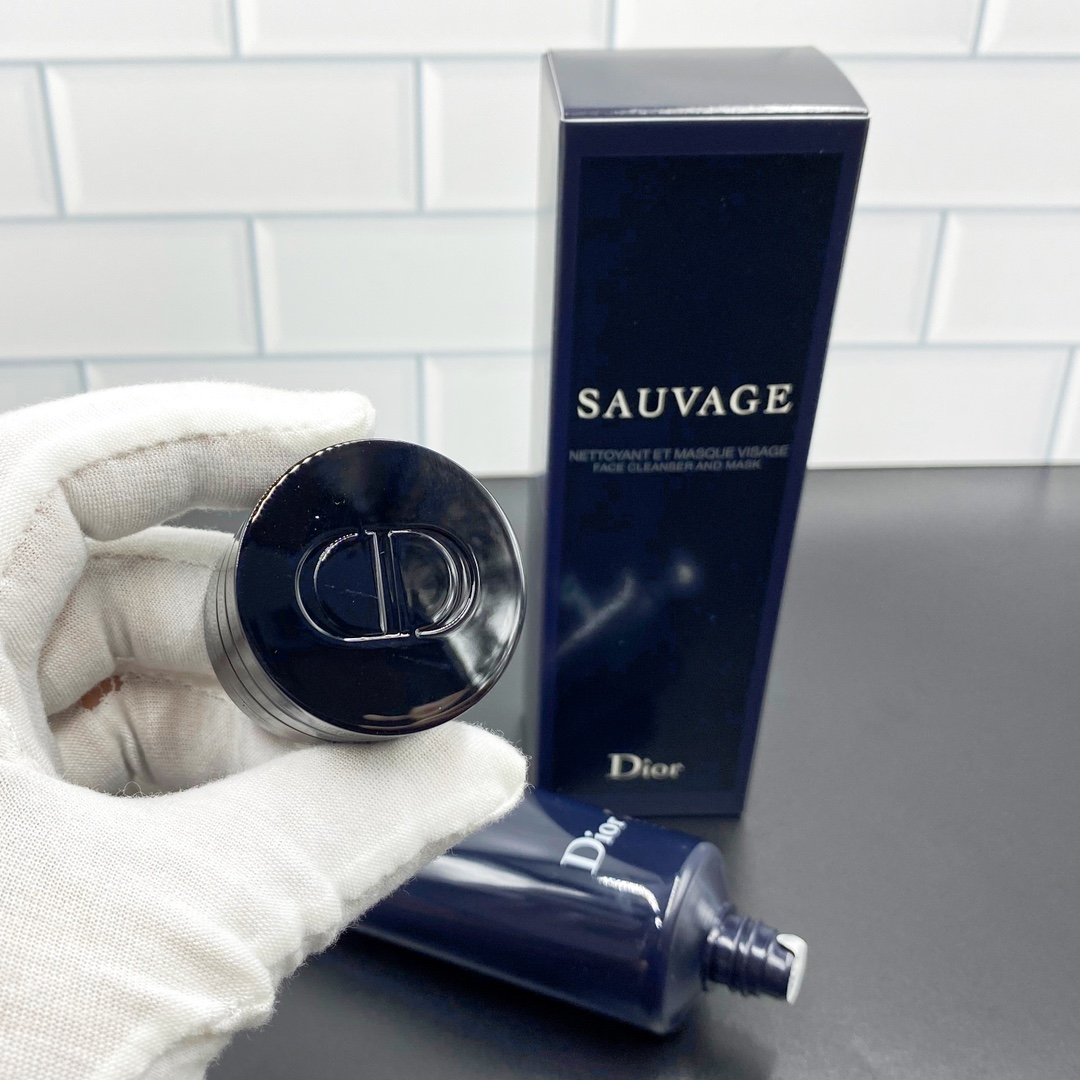 专/40💰
迪奥旷野男士二合一洗面奶120ml!二合一洁面,分享过很多次了,和旷野香水一个味道,清透的木质香味,上脸泡沫绵密细腻,洗的很干净,而且洗完不会有紧绷感,爱出油的夏天用这个真的非常合适,不仅是洁面,还可以当作清洁面膜,一周1-2次,可以深层清洁皮肤。