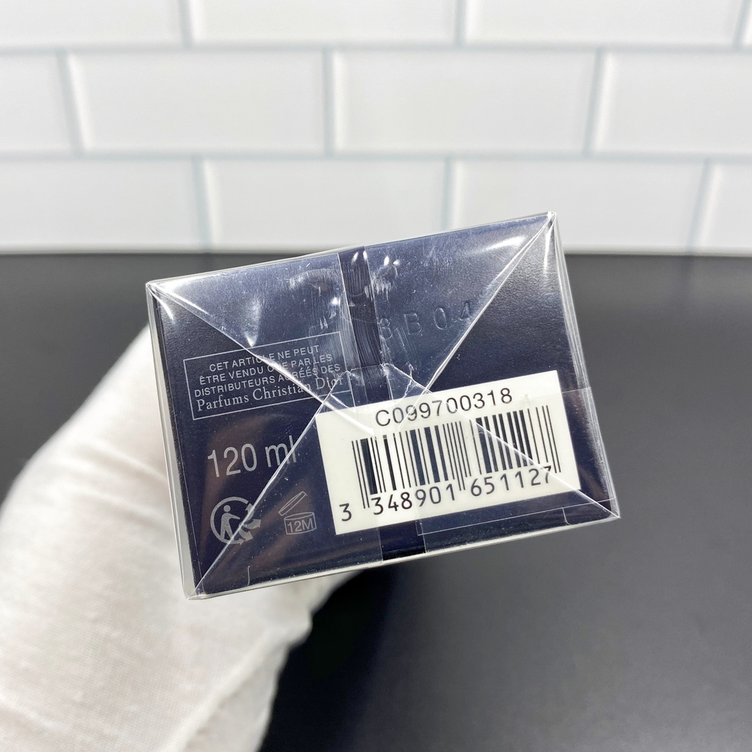 专/40💰
迪奥旷野男士二合一洗面奶120ml!二合一洁面,分享过很多次了,和旷野香水一个味道,清透的木质香味,上脸泡沫绵密细腻,洗的很干净,而且洗完不会有紧绷感,爱出油的夏天用这个真的非常合适,不仅是洁面,还可以当作清洁面膜,一周1-2次,可以深层清洁皮肤。