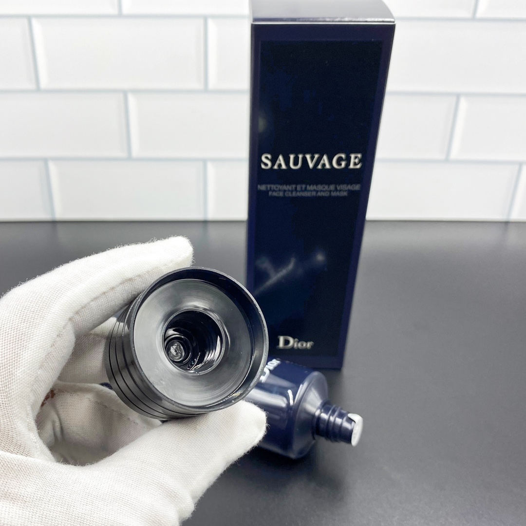 专/40💰
迪奥旷野男士二合一洗面奶120ml!二合一洁面,分享过很多次了,和旷野香水一个味道,清透的木质香味,上脸泡沫绵密细腻,洗的很干净,而且洗完不会有紧绷感,爱出油的夏天用这个真的非常合适,不仅是洁面,还可以当作清洁面膜,一周1-2次,可以深层清洁皮肤。