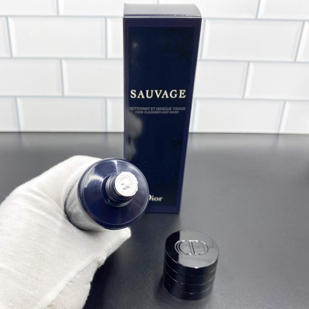 专/40💰
迪奥旷野男士二合一洗面奶120ml!二合一洁面,分享过很多次了,和旷野香水一个味道,清透的木质香味,上脸泡沫绵密细腻,洗的很干净,而且洗完不会有紧绷感,爱出油的夏天用这个真的非常合适,不仅是洁面,还可以当作清洁面膜,一周1-2次,可以深层清洁皮肤。