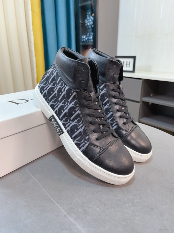 NO:270928,【Dior】Men's casual high-top men's shoes!  The upper of the material imported cowhide from Italy with printed mesh inner lining and footrests are both imported genuine leather!  Imported original rubber outsole made of large bottom material!  There is a LOGO inlay on the side of the big bottom, standard code 38-44, dior, dior, cowhide19860909【Dior迪奥】男士休闲高帮男鞋！材质鞋面意大利进口牛皮搭配印花网纱内里和垫脚均采用进口真皮！大底材质进口原版橡胶大底！大底侧边有LOGO镶嵌,标准码38-44,,dior,dior,cowhide,Men's shoes