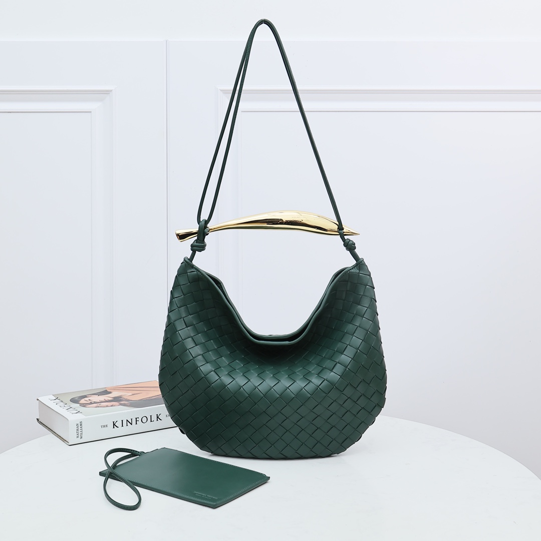 Sac à main Sardine tressé avec poignée métallique à porter sous l'épaule