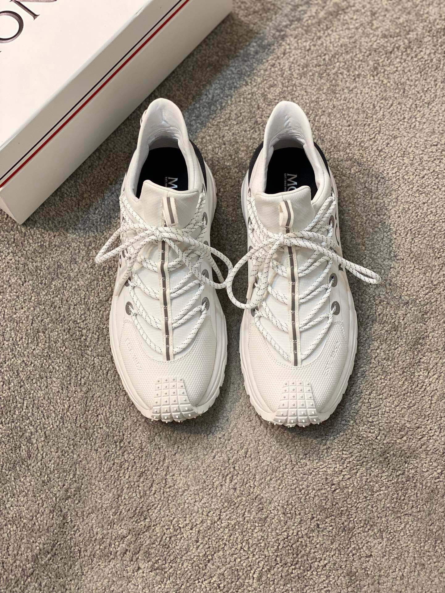 NO:216880,Brand MONCLER Color original color matching Number 39-44 Standard size Price Material masked new casual shoes Official website synchronization Upper imported cowhide stitching splicing design, shoe tongue inlaid with iconic brand round rubber label, iconic three-stripe details, cowhide inner splicing mesh, original molded cowhide latex pad, foot bottom air compressor brand logo, original molded flat rubber foam light sole. Details similar to the original version can reach more than 98, cover-up casual shoes, christian louboutin, Moncler, cowhide19860909品牌MONCLER 颜色原版配色 码数39-44标准码 价格 材质蒙口新品休闲鞋 官网同步 鞋面意大利进口牛皮缝合拼接设计、鞋舌镶嵌标志性品牌圆胶标、标志性三条纹细节、牛皮内里拼接网布、原版开模牛皮乳胶垫、垫脚底部空压品牌标志LOGO、原版开模平底橡胶发泡轻底.细节与原版可达98以上相似、,蒙口 休闲鞋,christian louboutin,Moncler,cowhide,Men's shoes