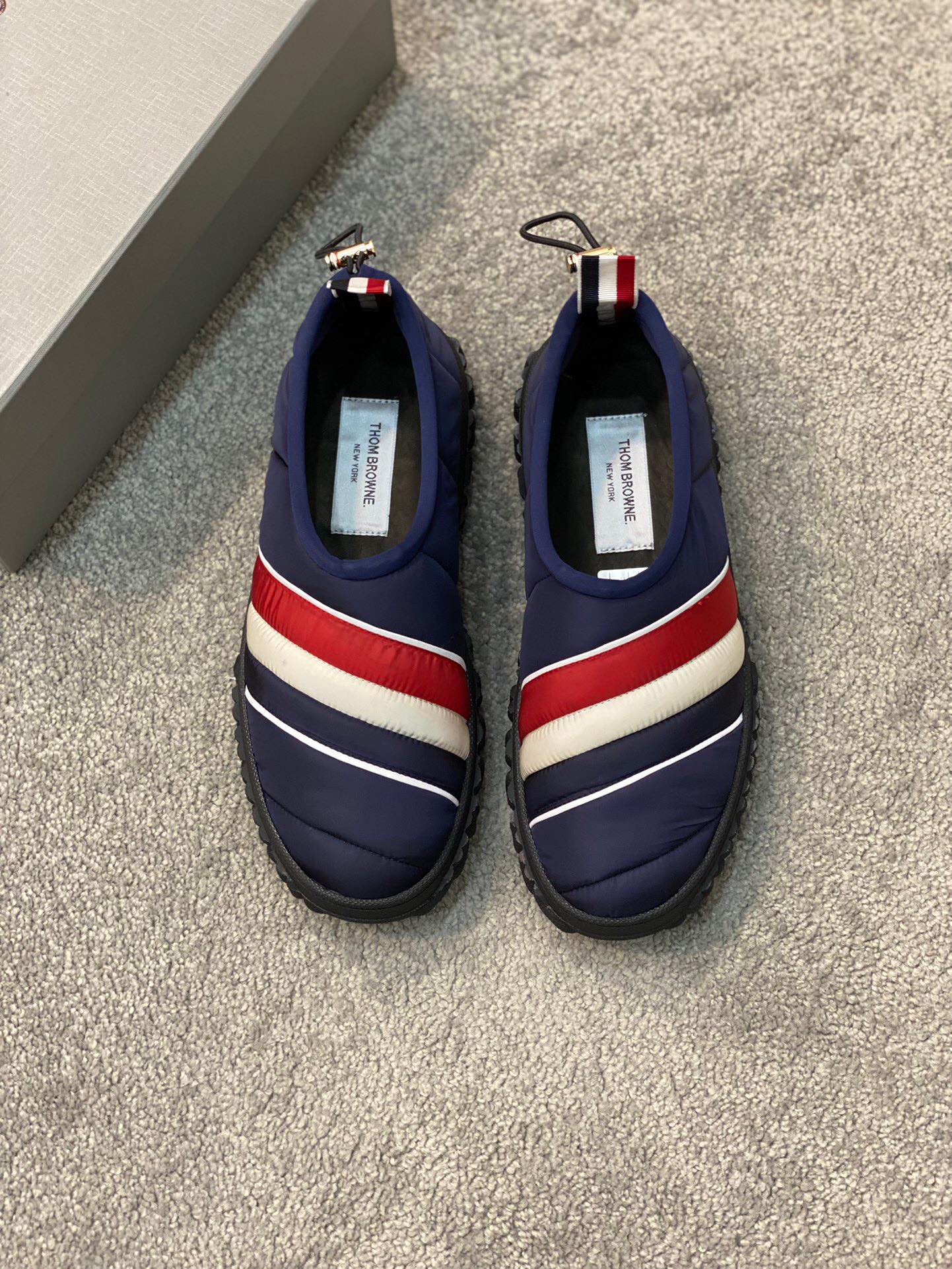 NO:216595,Brand THOM BROWNE Color Original Color Code Number 39-44 Standard Code Price Material Tom Brown New Product Casual Shoes!  Original single quality Top development latest official website [THOM BROWNE (Tom Brown)] TB official website same model [Dee] Original single hot sports shoes, top layer cowhide and breathable fabric 11 original board, inner beef shoe body accessories one to one open mold, counter quality, you are still worried about wearing shoes, then you are the only choice for this shoe, you are the best choice for sports and leisure, TB-Tom Brown, thom brown, sneakers, cowhide19860909品牌THOM BROWNE 颜色原版配色 码数39-44标准码 价格 材质汤姆·布朗新品 休闲鞋！原单品质 顶级开发最新官网【THOM BROWNE（汤姆.布朗）】TB官网同款[得意]原单爆款运动鞋 头层牛皮加透气布料11原板 内里牛里鞋身配件一比一开模 专柜品质 亲们你还为穿着搭配鞋发愁那这款鞋你就是你不二的选择运动休闲两不误哦,TB-汤姆布朗,thom browne,sneakers,cowhide,Men's shoes