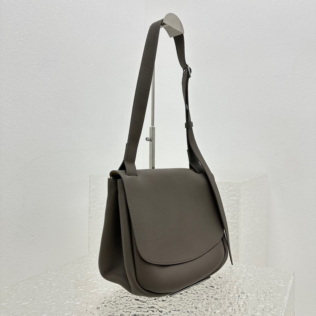 大象灰色#MailBag邮差包不只是极简风也可以超酷设计完全长在审美上又兼具质感的therow包包诠释了