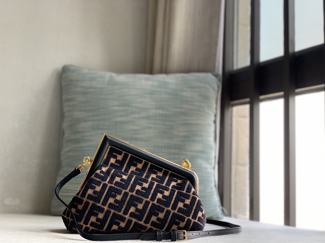 FENDI First small handbag, made of natural straw material, embroidered fur FF effect, with oversized metal F buckle on black nappa leather. The i