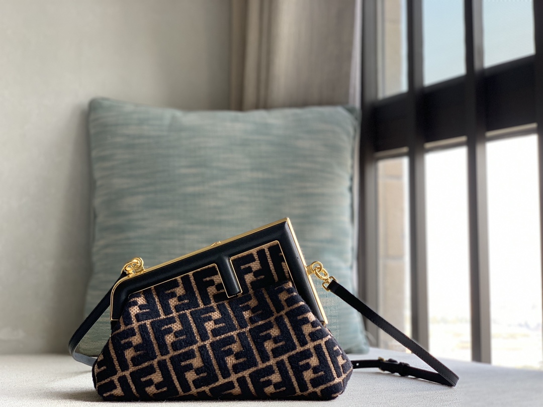 FENDI First small handbag, made of natural straw material, embroidered fur FF effect, with oversized metal F buckle on black nappa leather. The i