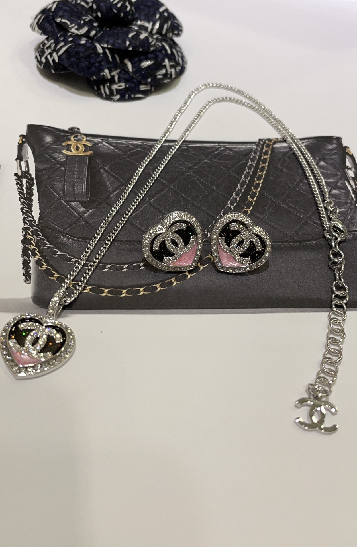 NO:104101,23B Pink and black color matching enamel love diamond double C necklace Sweet and noble daily match are super easy to match Spot Pink and black color matching really has a sweet and cool girl group style~ Chanel necklace, chanel, necklace1986090923B 粉黑配色珐琅爱心满钻双C项链 甜美贵气日常超好搭配 现货 粉黑配色真的很有甜酷女团风的感觉～,香奈儿项链,chanel,necklace,Jewelry