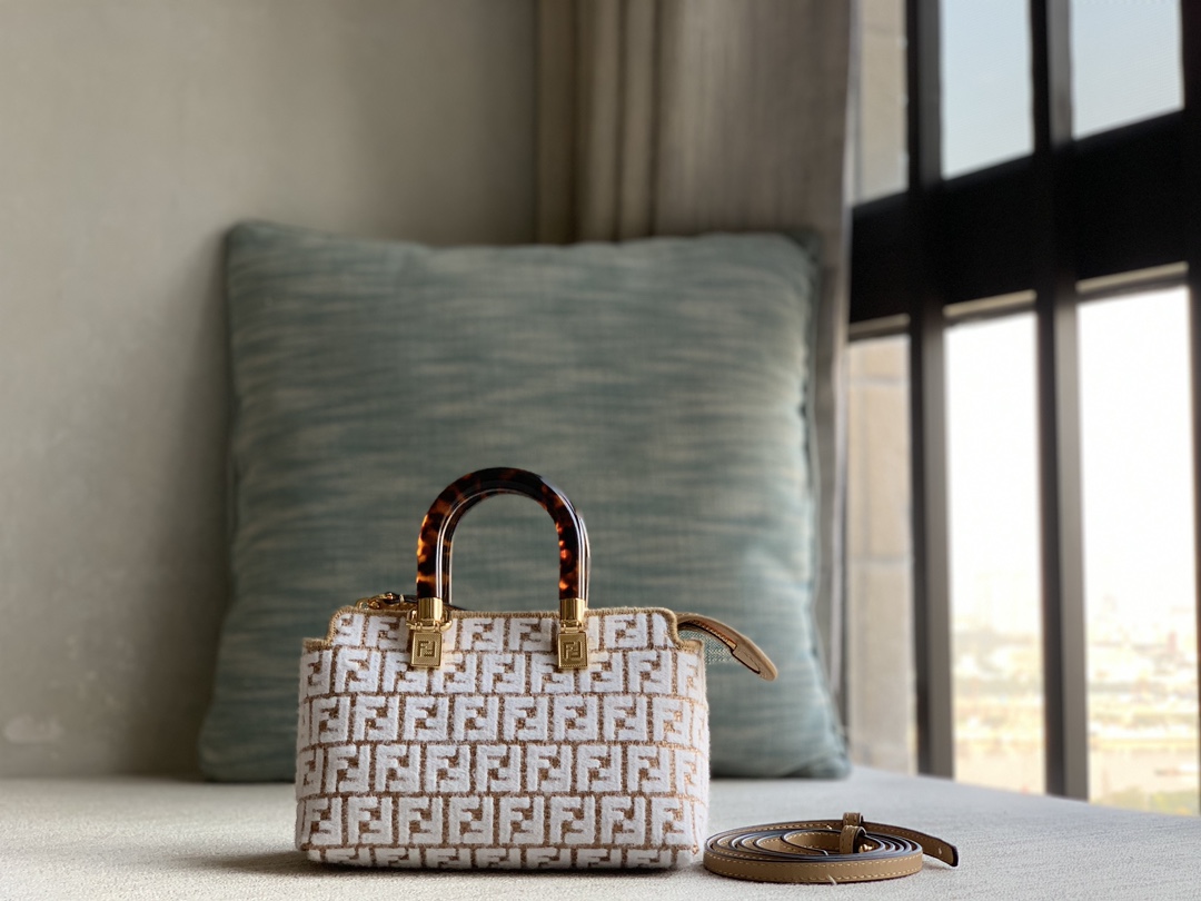 Fendi's pure By the way original color raffia is woven, decorated with brocade-effect chenille FF pattern embroidery, creating a unique feel. Dec