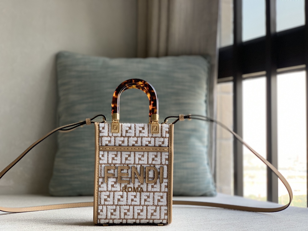 Fendi Sunshine mini pure raw raffia woven with brocade-effect chenille FF pattern embroidery for a unique feel. Decorated with Fend1 Roma letteri