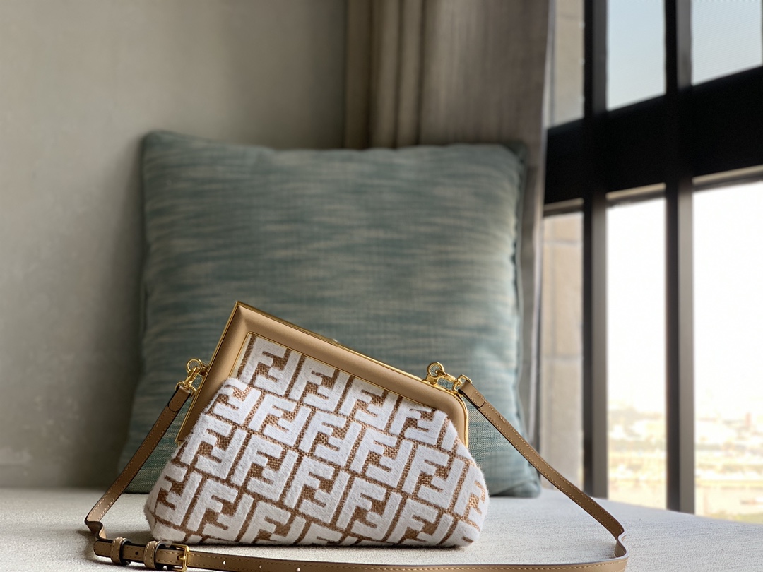 The FENDI First small size is pure original style, made of natural color straw material, embroidered fur FF effect, and equipped with an oversize