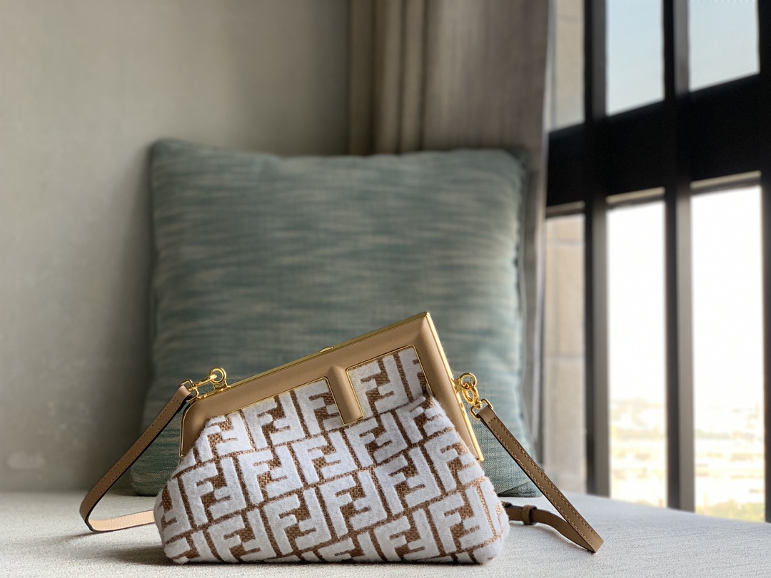 The FENDI First small size is pure original style, made of natural color straw material, embroidered fur FF effect, and equipped with an oversize