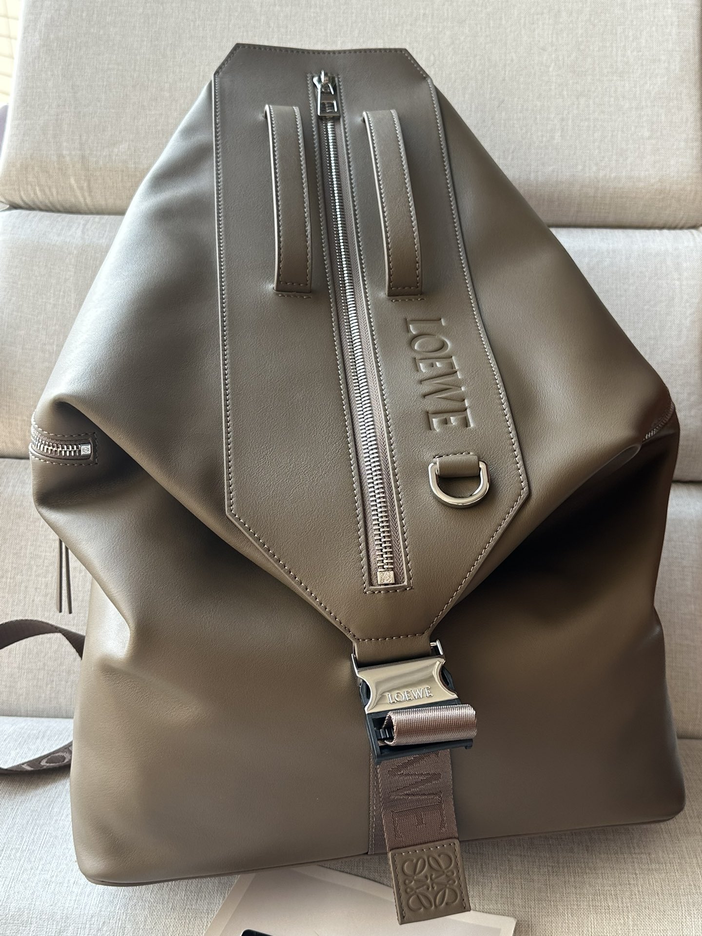 NO:617887,Premium Loewe Model Large School Bag Winter Brown Classic Cow Leather Transform Backpack Size 40-20-50cm Color: Black Multifunctional backpack with padded shoulder straps for comfort, mesh back and a metal buckle with branding, can be opened and converted into a double handle travel bag. External flat zipper pocket has enough space to hold a tablet. This version is made of classic cow leather. Carry on backpack, shoulder or top handle Adjustable shoulder straps Zip closure, cowhide zip puller Two zippered side pockets and one large zippered pocket Holds a 13-inch laptop Herringbone cotton canvas lining Embossed with D-rings LOEWE, Premium Loewe, loewe, loewe, travel bags, backpacks, cowhide19860909特级 Loewe型號大号书包 冬季棕  经典牛皮革变形背包 尺寸40-20-50cm 颜色: 黑色 多功能背包,配有舒适性高的衬垫肩带,网眼背部和一个饰有品牌标志的金属扣,可打开并转换为双提手旅行包.外部扁平拉链口袋有足够的空间可以容纳一台平板电脑.此版本采用经典牛皮革制成. 双肩背、肩背或顶部提手携带 可调节肩带 拉链开合,牛皮革拉链头 两个拉链侧袋和一个大拉链口袋 可容纳 13 英寸笔记本电脑 人字纹棉质帆布衬里 配有 D 形环的压纹 LOEWE,特级罗意威,loewe,loewe,travel bags,backpacks,cowhide,Bag