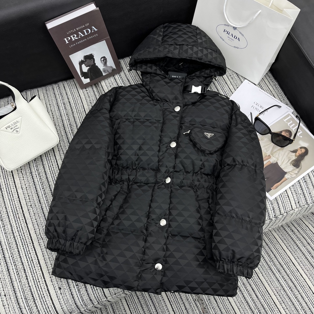 NO:661874,Special price, large quantity in stock, exclusive first release, highly recommended early autumn and winter series Pra* new triangle logo jacquard fabric hooded down jacket, elastic waist design, triangle bag embellishment, YB1:1 customization, 90 white goose down filling, single color three codes 640888710, special price, no return, no exchange, no free shipping, prada, jackets & coats, down jacket, hats,  19860909特价大量现货 独家首发 强烈推荐 早秋冬系列 Pra*新款三角标提花面料连帽羽绒服外套 松紧腰设计 三角包包点缀 YB1:1定制 90白鹅绒填充 单色三码640888710,特价 不退不换不包邮,prada,jackets & coats,down jacket,hats, ,Women's clothing