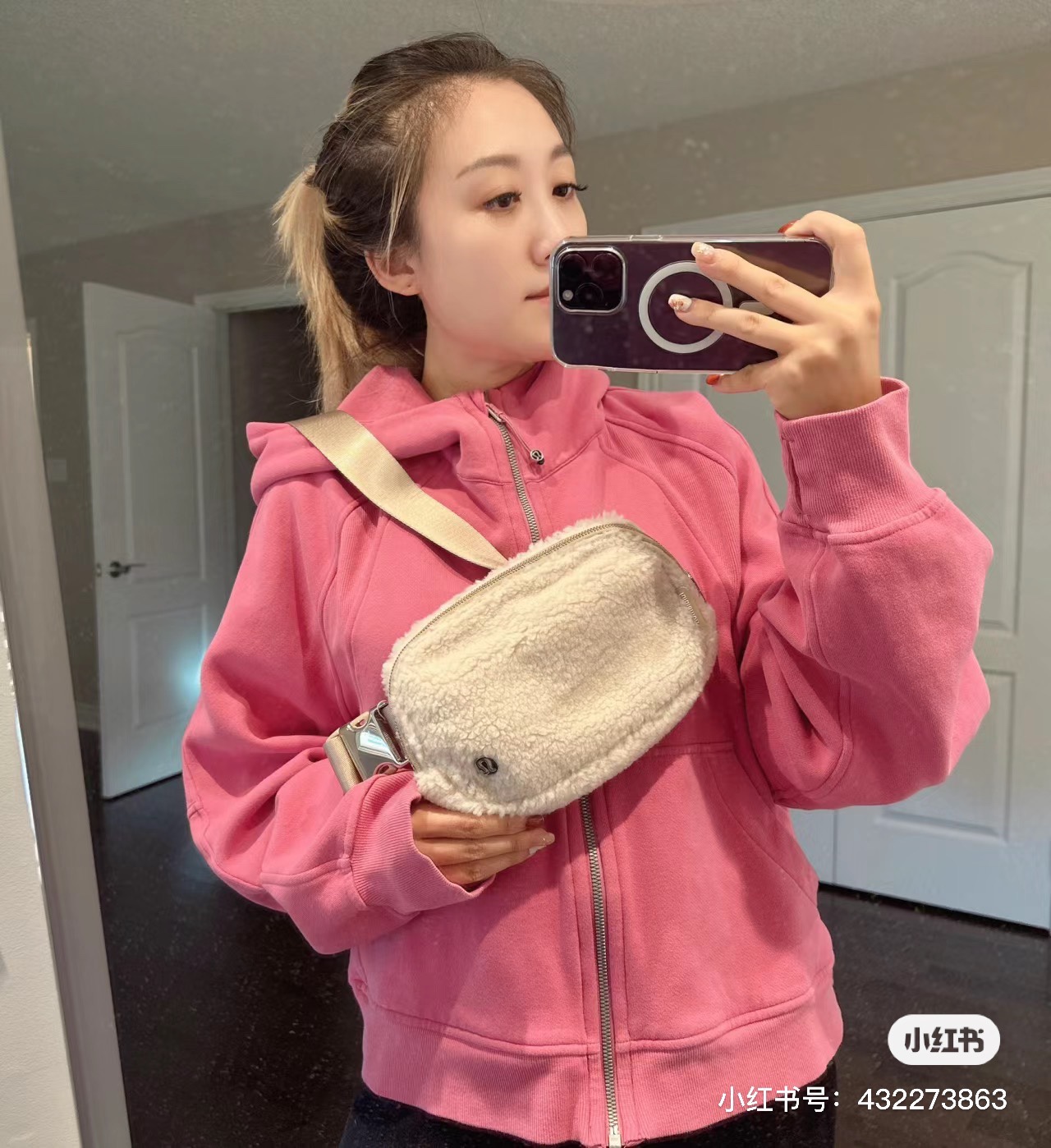 冬天就要用更暖和的小背包呀,这款拉绒包包看上去就是暖呼呼,软绵绵的 6