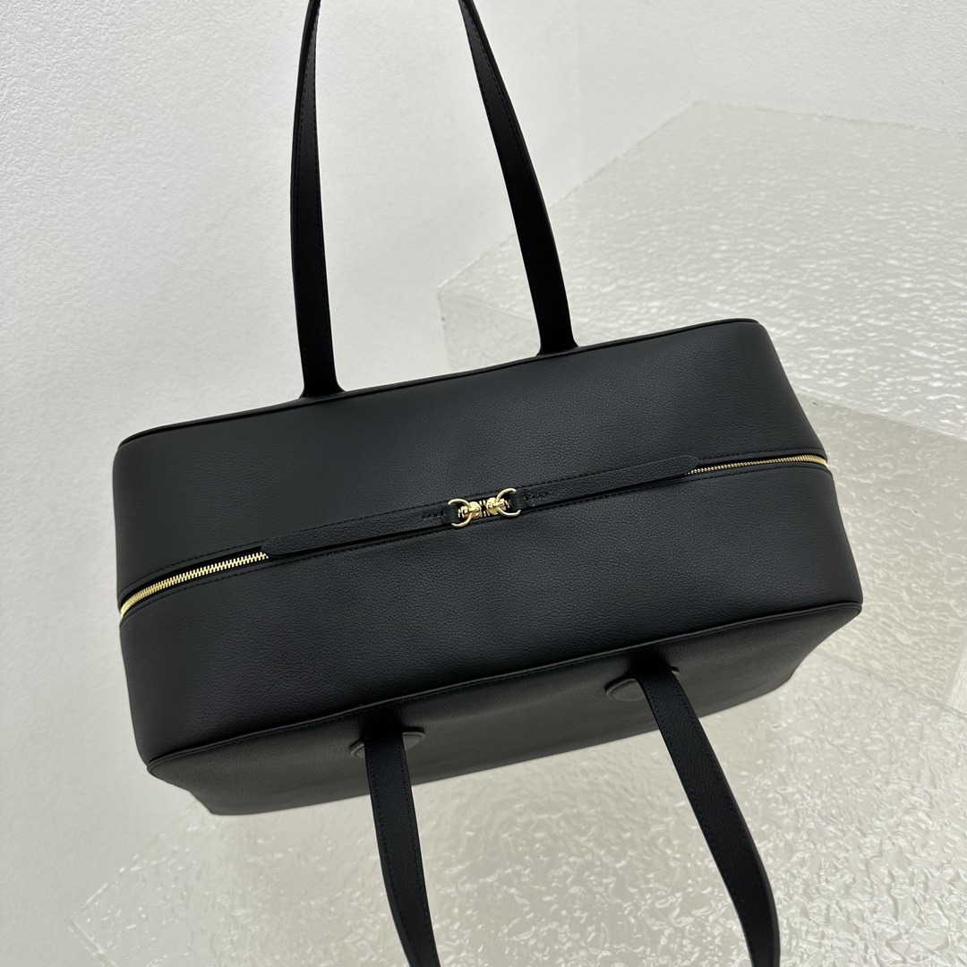大号黑色新款Maevé保龄球包包包采用极简洁流畅的线条达到时而柔和浪漫时而率性不羁的效果简约小众的设计羊