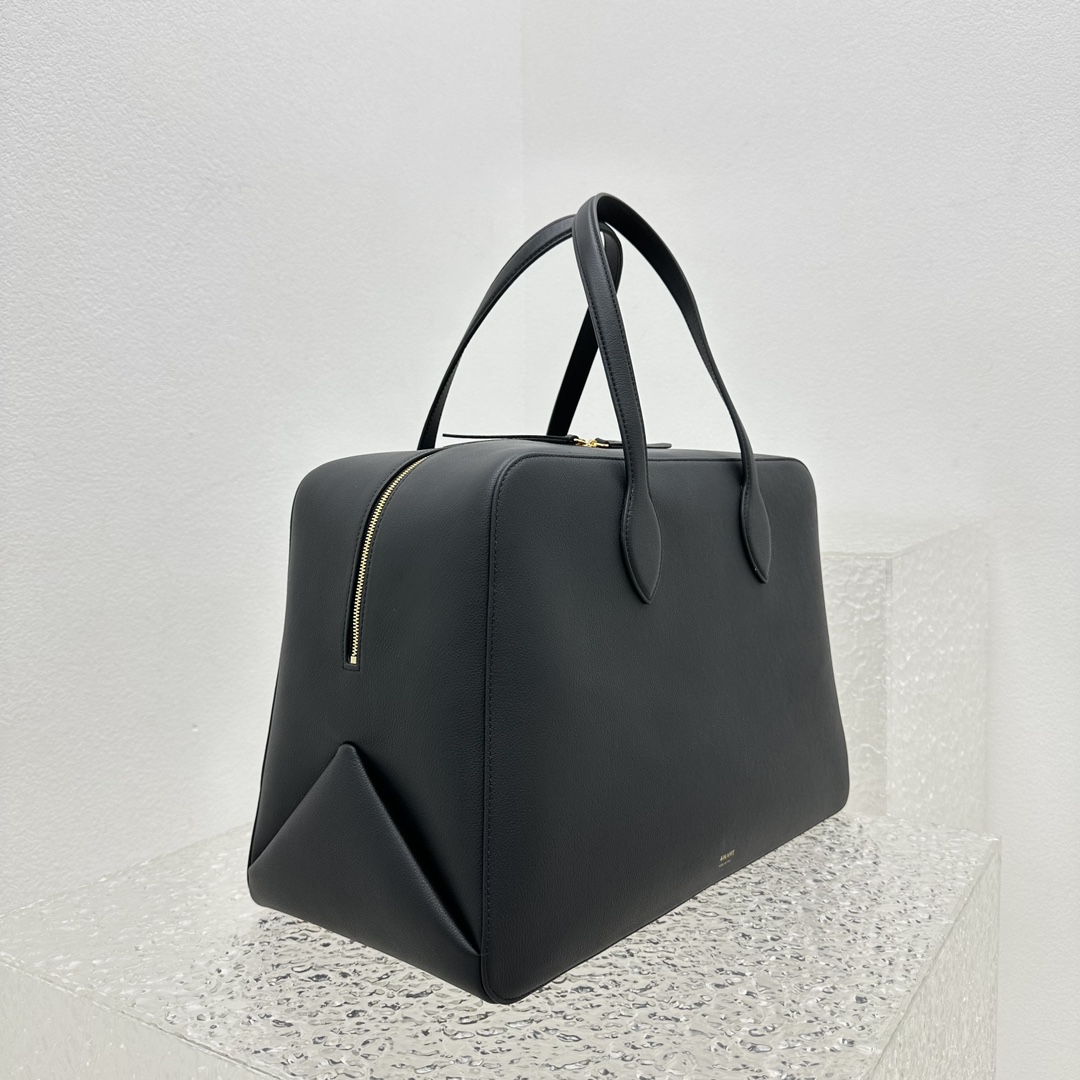 大号黑色新款Maevé保龄球包包包采用极简洁流畅的线条达到时而柔和浪漫时而率性不羁的效果简约小众的设计羊