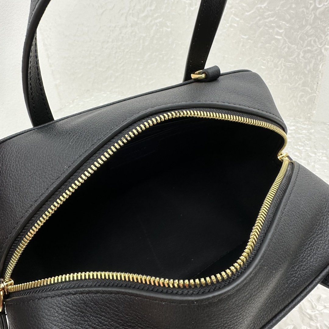 小号黑色新款Maevé保龄球包包包采用极简洁流畅的线条达到时而柔和浪漫时而率性不羁的效果简约小众的设计羊