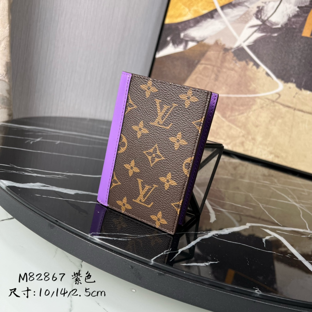 顶级原单M82867紫色护照套本款护照套为MonogramMacassar帆布勾勒明亮皮革饰边织物内衬延