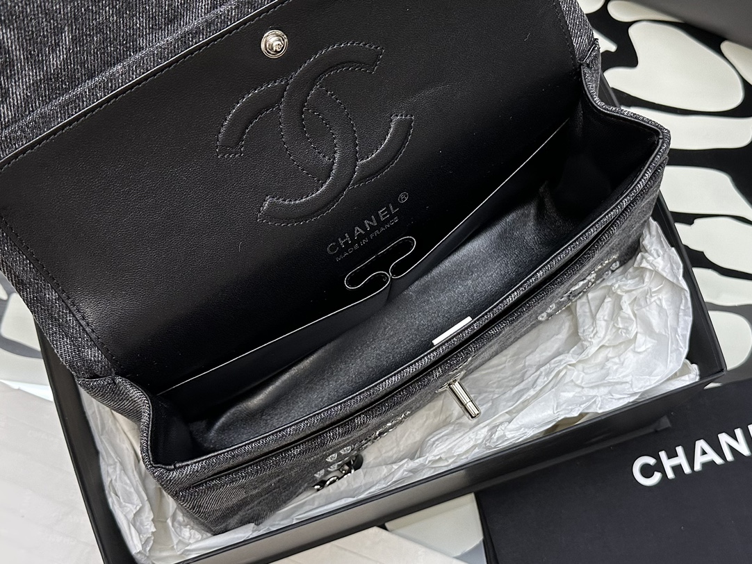 现货23c牛仔 cf口盖包 
隐藏黑马、最爱的cf之在外观上不失cf最经典的元素，内里也丝毫没有偷工减料，妥妥的羊皮，容量🉑️，手机口红粉饼都能放！精致和休闲并存 size