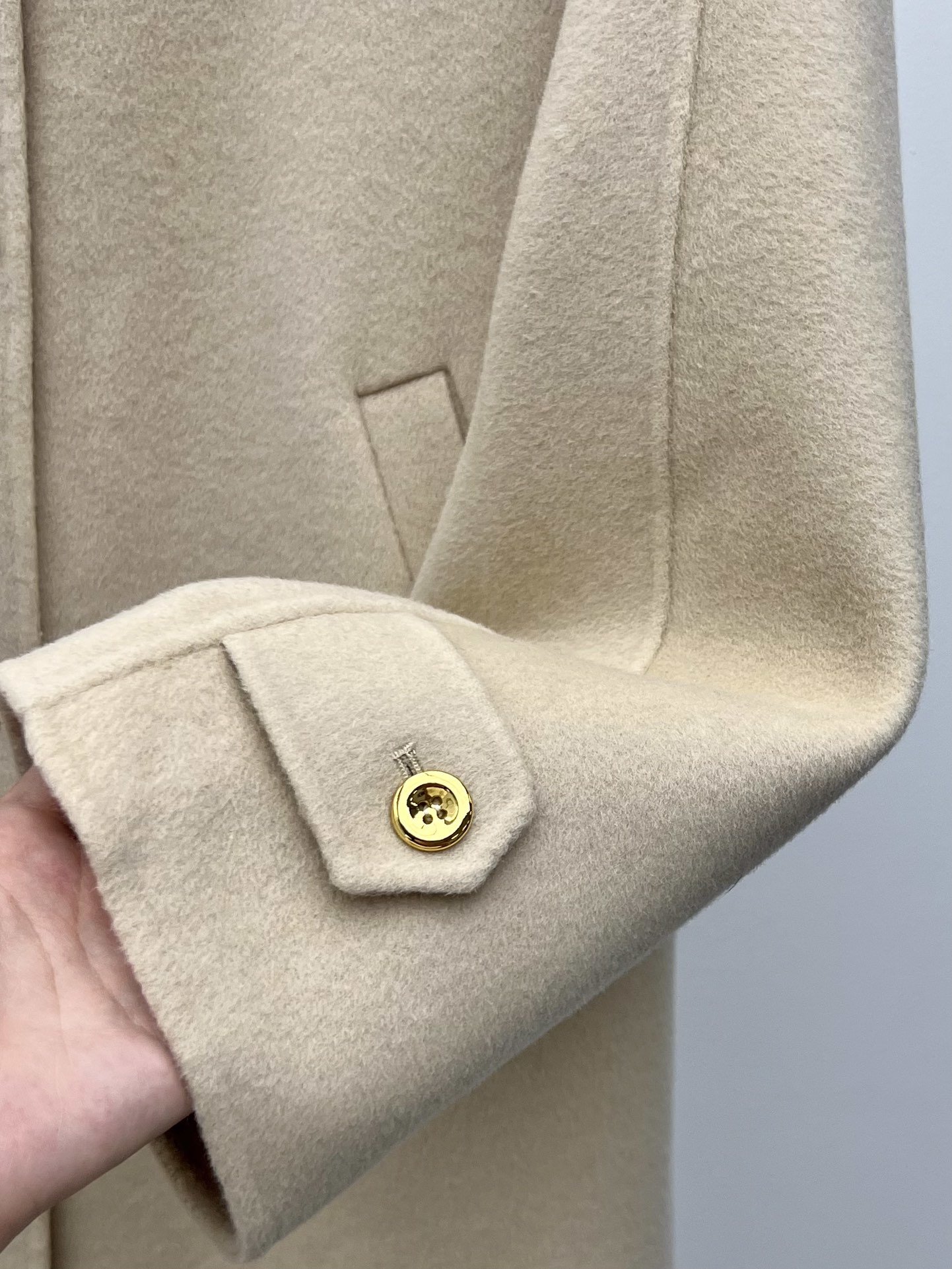 LoroPian*翻领羊绒大衣这款Ardis大衣采用100%山羊绒面料制成轻盈柔软的触感和宽大包裹的传统