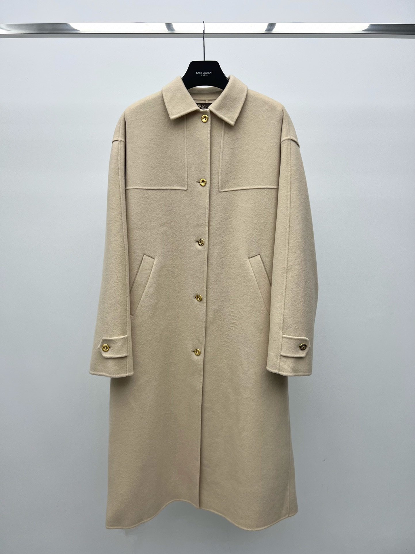 LoroPian*翻领羊绒大衣这款Ardis大衣采用100%山羊绒面料制成轻盈柔软的触感和宽大包裹的传统