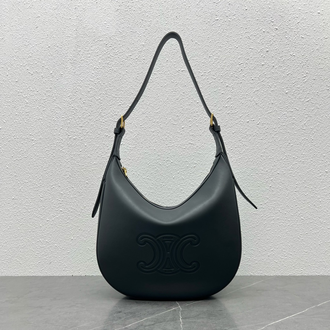 NO:198311,Genuine grade new products are launched CELINE new HELOISE HOBO underarm bag must-enter the series in autumn and winter!  The round and smooth curved body looks a bit like the expanded version of the familiar AVA at first glance~ I have to say that Celine can tell if this big HoBo overall gives people a very French-style, lazy and casual look. The classic color combination is fashionable and fashionable and not easy to get out of date. The bag capacity meets short-distance business trips or daily attendance, which is very practical!  Model number 114713 Color rock lime Size 30x7.5x28.5, Celine, Celine, Celine19860909正品级 新品上线 CELINE 新款 HELOISE HOBO 腋下包 秋冬必入系列！圆润流畅的弧线型包身 一眼看上去甚至有点像大家熟悉的AVA 的加大版 ～ 不得不说 Celine 一出手 就知有没有 这款大HoBo 整体给人感觉非常法式慵懒且随性. 经典的色系搭配 时髦洋气不易过时 . 包包容量满足短途出差或者日常出勤 ,非常实用！ 款号114713 颜色岩石灰 尺寸30x7.5x28.5,赛琳celine,celine,celine,Bag