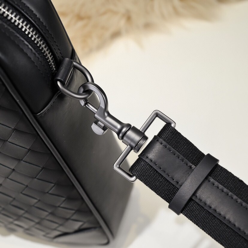 Bottega Veneta Woven Leather Briefcase with Shoulder Strap - Black 7 i1700966647 3128 5
