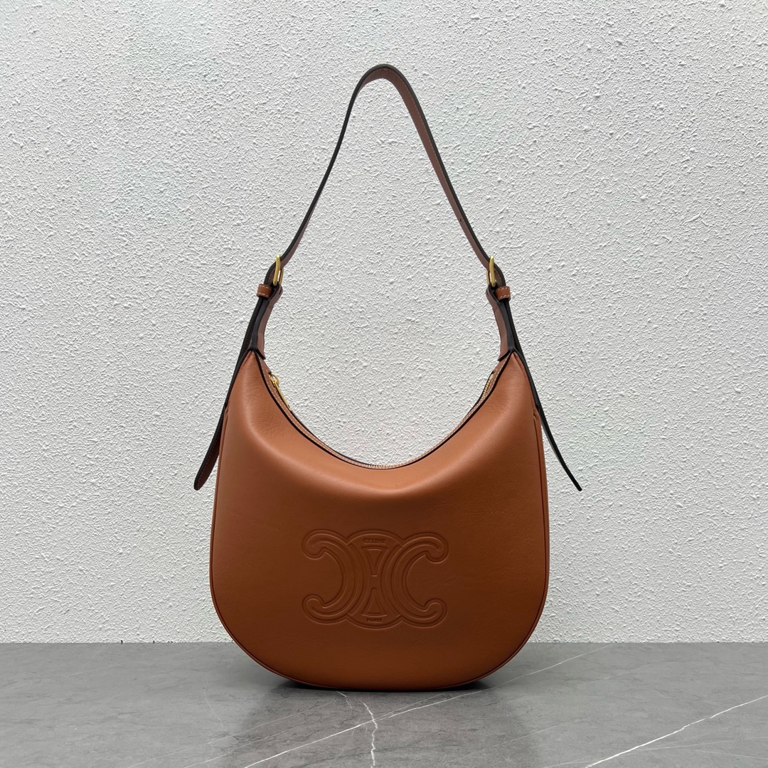 NO:198315,Genuine grade new products are launched CELINE new HELOISE HOBO underarm bag must-enter the series in autumn and winter!  The round and smooth curved body looks a bit like the expanded version of the familiar AVA at first glance~ I have to say that Celine can tell if this big HoBo overall gives people a very French-style, lazy and casual look. The classic color combination is fashionable and fashionable and not easy to get out of date. The bag capacity meets short-distance business trips or daily attendance, which is very practical!  Model number 114713 Color tan brown Size 30x7.5x28.5, Celine, Celine, Celine19860909正品级 新品上线 CELINE 新款 HELOISE HOBO 腋下包 秋冬必入系列！圆润流畅的弧线型包身 一眼看上去甚至有点像大家熟悉的AVA 的加大版 ～ 不得不说 Celine 一出手 就知有没有 这款大HoBo 整体给人感觉非常法式慵懒且随性. 经典的色系搭配 时髦洋气不易过时 . 包包容量满足短途出差或者日常出勤 ,非常实用！ 款号114713 颜色黄褐棕 尺寸30x7.5x28.5,赛琳celine,celine,celine,Bag