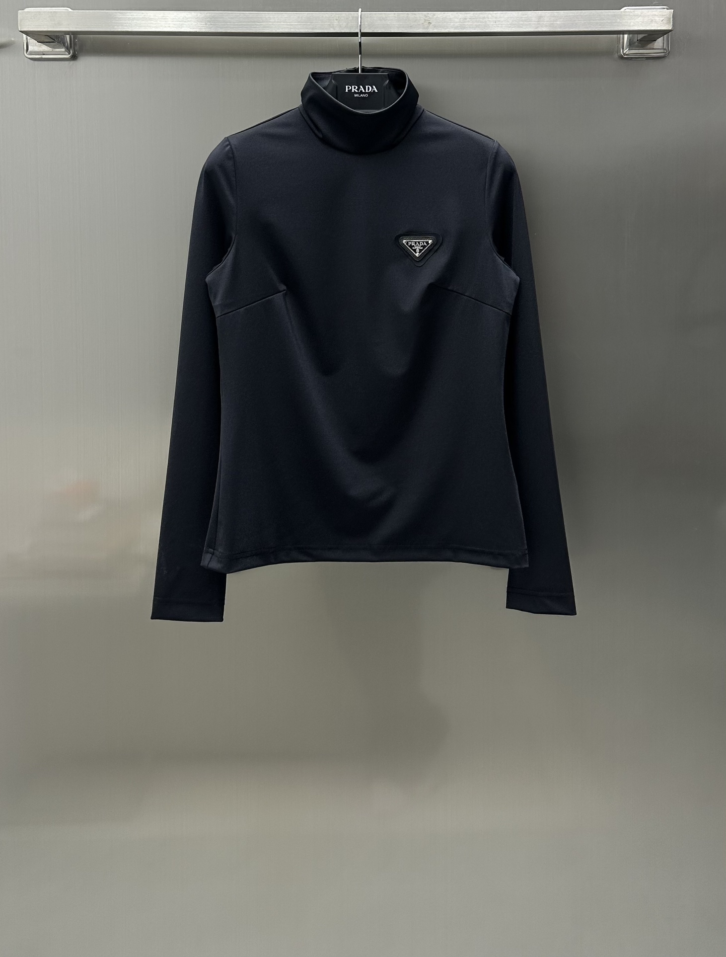 NO:696840,Prad* New arrivals. High-necked bottoming top. Customized YB imported mercerized cotton material. The texture is shiny and silky. The chest is decorated with a classic triangle logo. It looks better when layered. Intimate back zipper design. Convenient to wear. Development of surface accessories. Design and tailoring of small high-necked bottoming shirt. High elastic fabric. More comfortable and warm to wear. A must-have item for autumn and winter. High version 2 colors, prada,19860909Prad* 新品上架高领打底上衣定制YB进口丝光棉材质 质感光泽丝滑 胸前饰以经典三角标装饰 叠穿更出彩 贴心背后拉链设计 便捷穿搭 面辅料开发 小高领打底衫设计剪裁 高弹力的面料 穿搭更为舒适保暖 秋冬必备单品 高版本2色,,prada,,Women's clothing