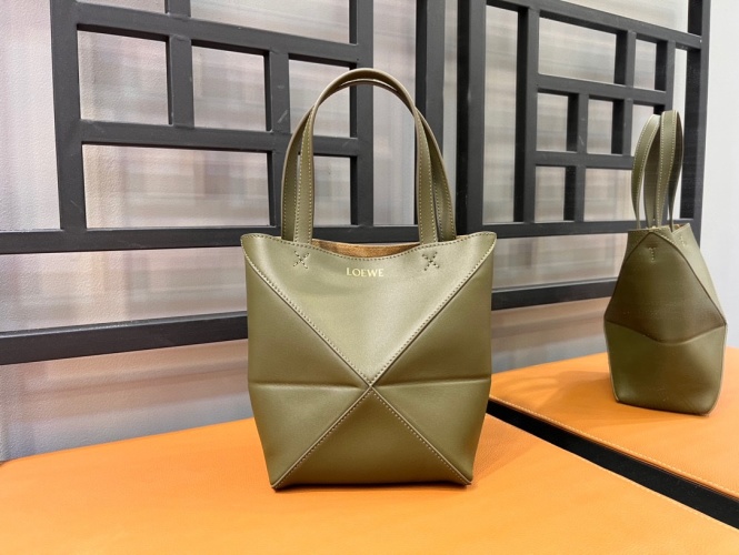 LOEWE Puzzle Foldable Tote Bag in Leather, Small Size, Green Color 1 LOEWE Puzzle Foldable Tote Bag in Leather, Small Size, Green Color