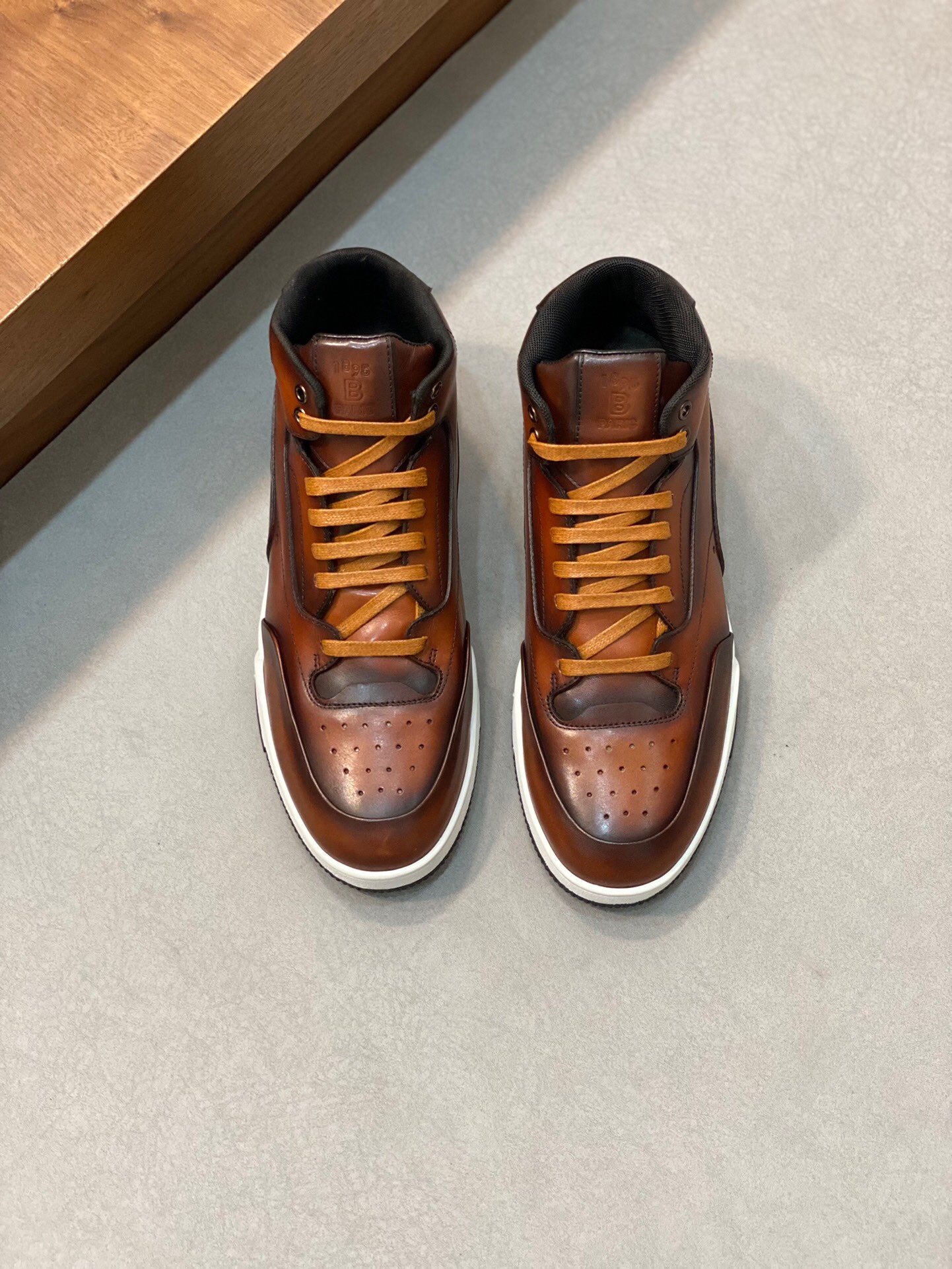 NO:216439,Brand Berluti color original color matching 39-44 customized 38.45 price Material Berluti new style high-end top · original single Ber* Berluti French top men's shoes. The Berluti brand's debut broke the convention and launched a new Edge last. This bold improvement of the iconic last is of great significance to its unique shape and width of the side. On Alessandro shoes, this angular outline is more perspective-like by Kris' bold and professional new Cloudy dyeing. It is both business and casual. Classic and fashionable!  The handwritten patterns on the shoe body add a lot of color, Berluti, christian louboutin, Dolce & Gabbana19860909品牌Berluti 颜色原版配色 码数39-44定做38.45 价格 材质伯尔鲁帝新款 高端 顶级·原单Ber*布鲁提法国顶级男鞋,Berluti品牌的首秀中打破常规,推出全新的Edge鞋楦.标志性鞋楦的这种大胆改良,对于其独特形状和边宽创意工作意义重大、在Alessandro鞋履上,这种棱角分明的轮廓经Kris大胆专业的全新Cloudy 染色显得更有透视感.既商务又休闲.经典时尚！鞋身的手写纹更为其增色不少,Berluti 布鲁提,christian louboutin,Dolce&Gabbana,Men's shoes