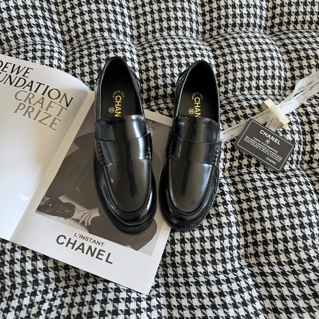 Chanel Skórzane Buty Oxford Skóra krowia Prawdziwa skóra patentowa Wiosenna kolekcja Fashion