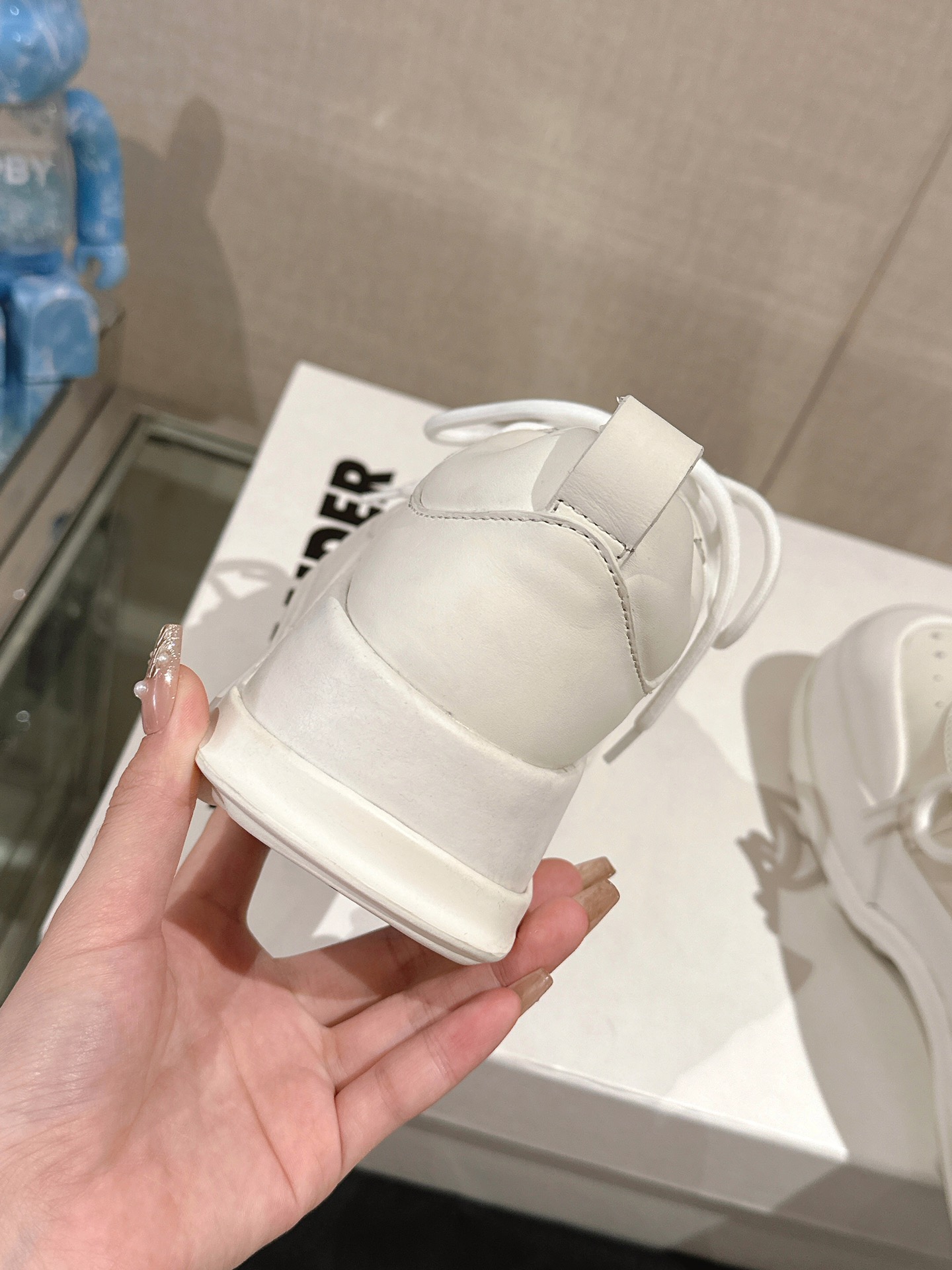 Jill Sander’s High-Fashion Neutral Sports Shoes with Calfskin and Sheepskin Lining - 图片 8
