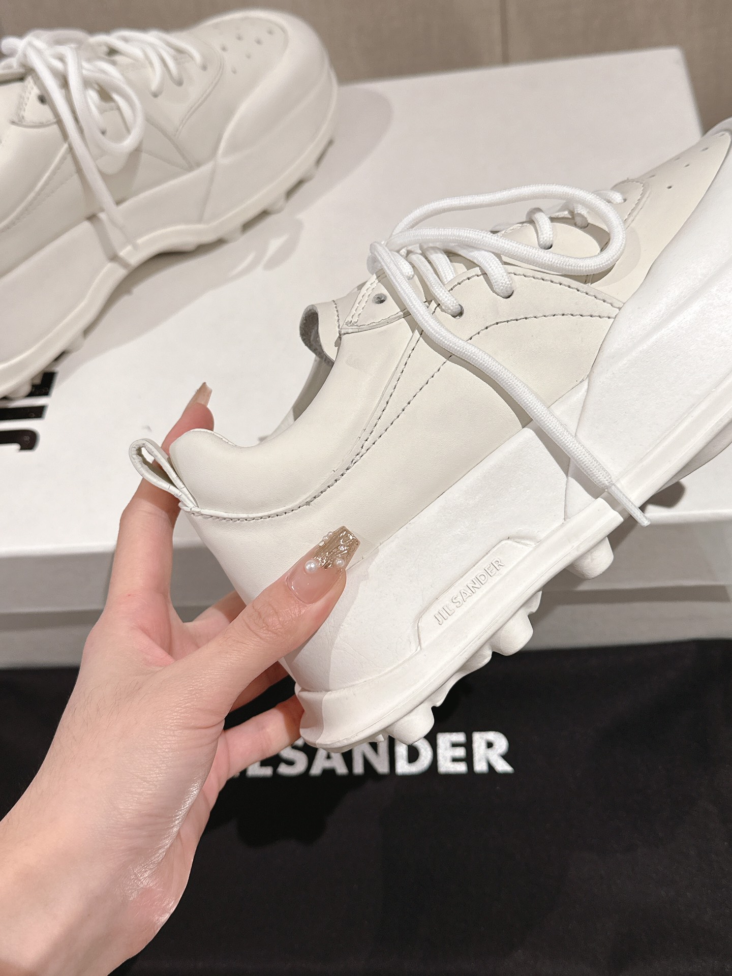 Jill Sander’s High-Fashion Neutral Sports Shoes with Calfskin and Sheepskin Lining - 图片 7