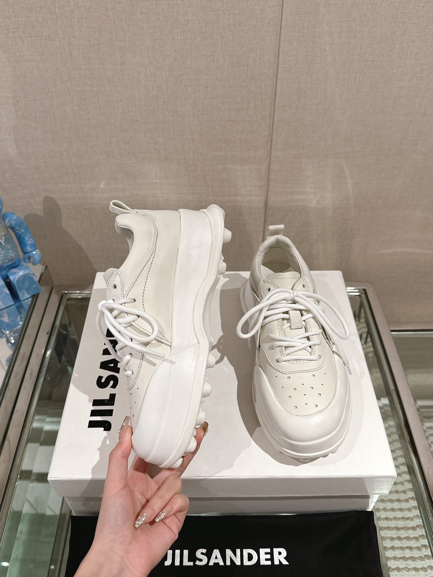 Jill Sander’s High-Fashion Neutral Sports Shoes with Calfskin and Sheepskin Lining - 图片 3