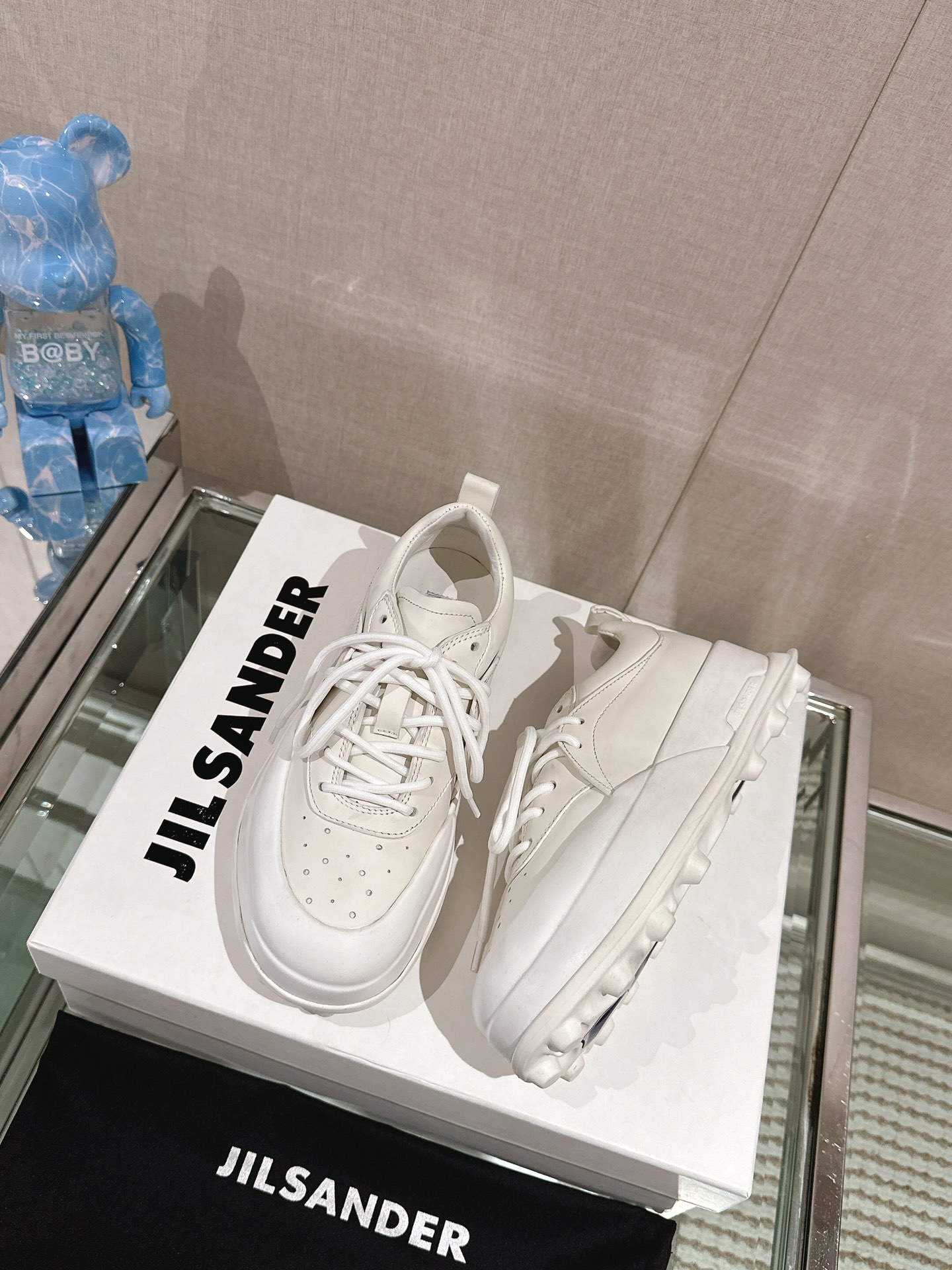 Jill Sander’s High-Fashion Neutral Sports Shoes with Calfskin and Sheepskin Lining - 图片 5