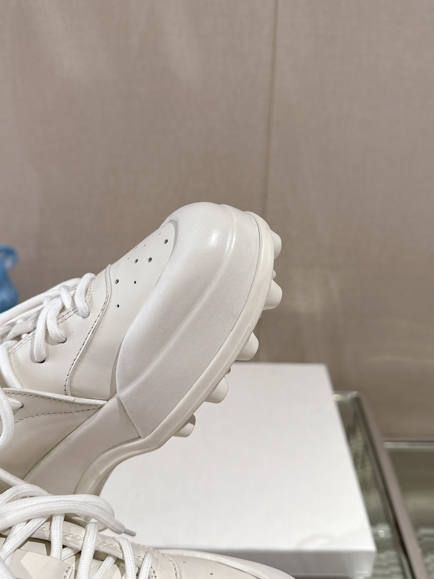 Jill Sander’s High-Fashion Neutral Sports Shoes with Calfskin and Sheepskin Lining - 图片 6