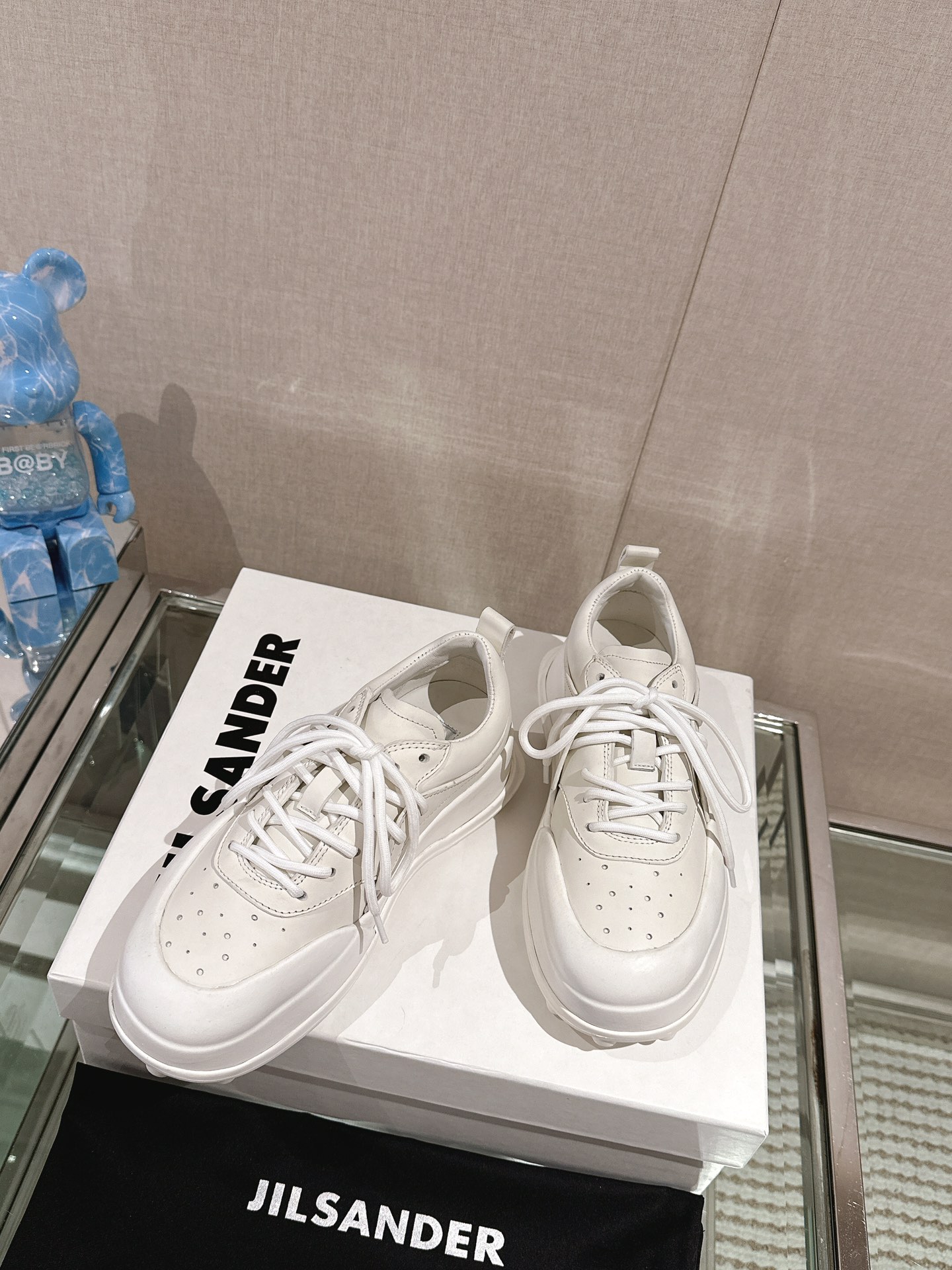 Jill Sander’s High-Fashion Neutral Sports Shoes with Calfskin and Sheepskin Lining - 图片 4