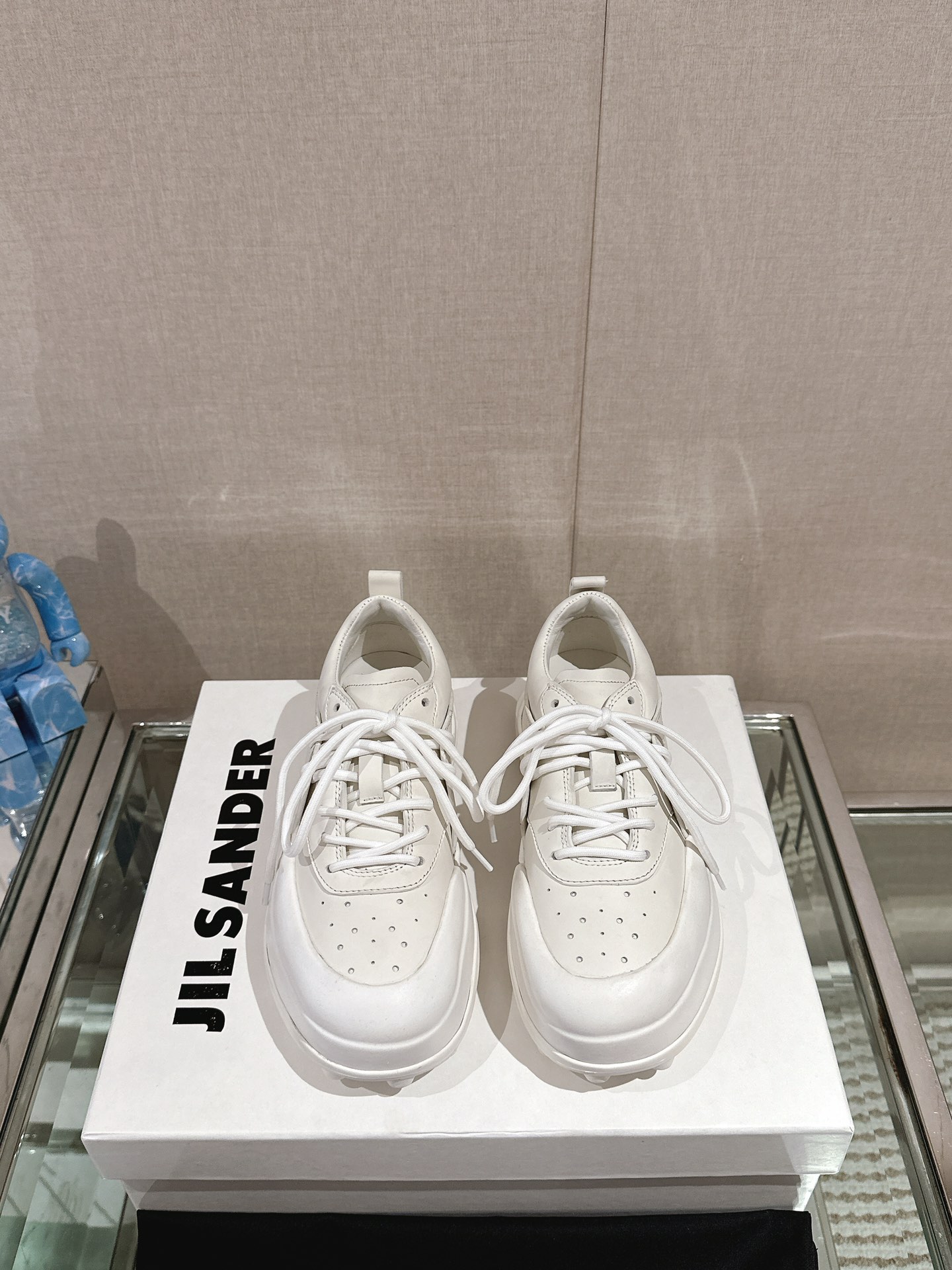 Jill Sander’s High-Fashion Neutral Sports Shoes with Calfskin and Sheepskin Lining - 图片 1
