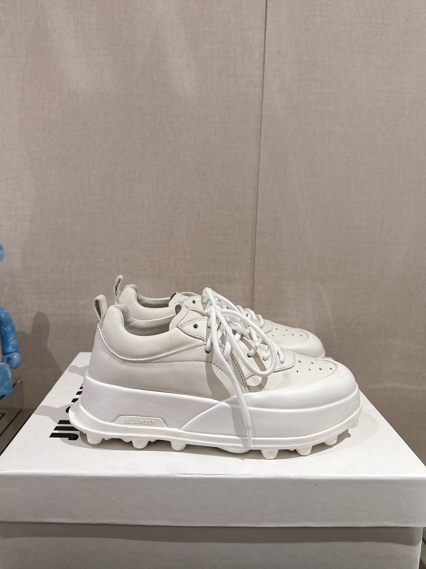 Jill Sander’s High-Fashion Neutral Sports Shoes with Calfskin and Sheepskin Lining - 图片 2