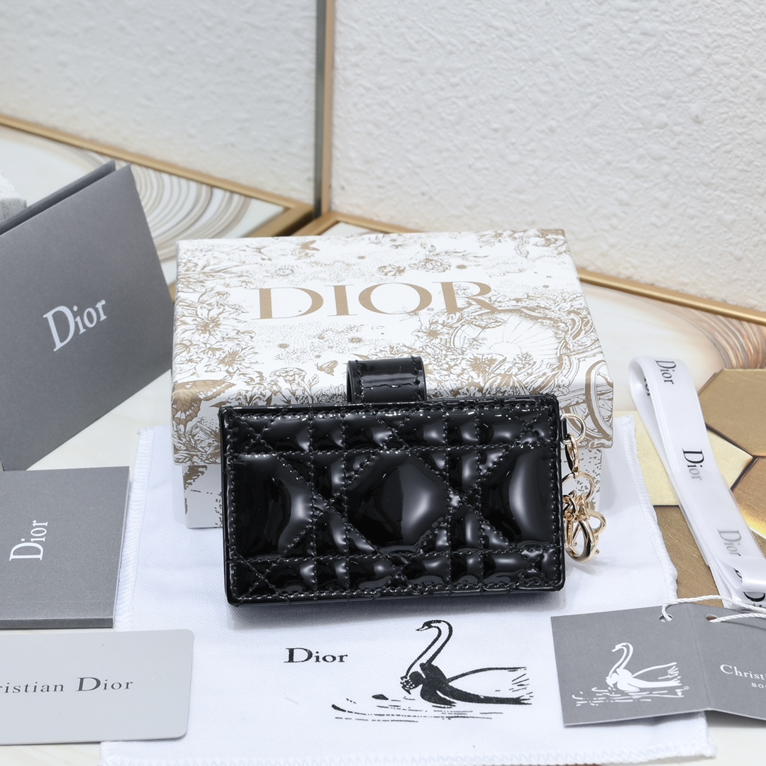 Dior 这款 Lady 5 格卡夹饰有 的藤格纹缉面线 采用外面亮漆皮+内裡羊皮精心制作