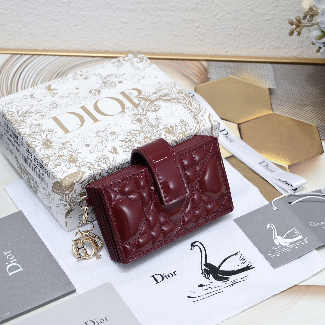 Dior 这款 Lady 5 格卡夹饰有 的藤格纹缉面线 采用外面亮漆皮+内裡羊皮精心制作